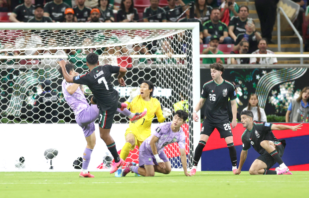 Romo fires Mexico into knockout stage